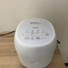 炊飯器とテレビと机