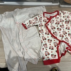女の子ロンパース、靴下、枕の画像