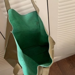 本革エメラルドグリーンのトートバッグの画像