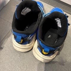 青いスニーカーの画像