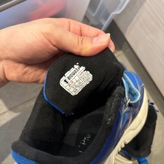 青いスニーカーの画像