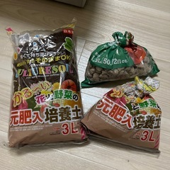 培養土と石の画像