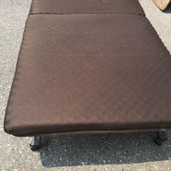 JM20026S)★大特価★シングルベッド 折りたたみ式 　幅：約90cm 高さ：約35cm 奥行：約195cm 中古品【取りに来られる方限定】の画像