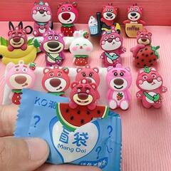 約200個のブラインドバッグの小さなおもちゃの画像