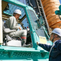 ▼正社員：土木工事・重機オペレーター【経験者募集】▼ 残業ほぼなし！早上がりでも基本給保証◎ 大型連休年3回！年間休日110日でプライベートも◎ 最長勤続年数38年！幅広い年齢層が活躍できる環境◎の画像