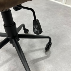 平日お渡しは値引き　オフィスチェア　椅子の画像