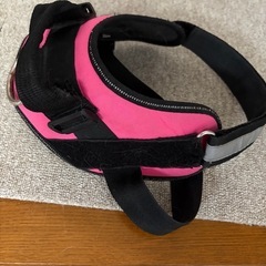 犬用ハーネス ピンクと黒 調整可能M（ゴールデンレトリバーで使用）の画像