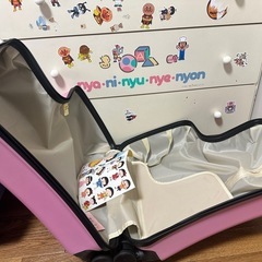 子供が乗れるキャリーケースの画像