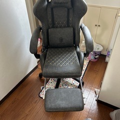 オットマン付き椅子の画像
