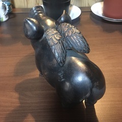 豚の置き物　羽根付きの画像