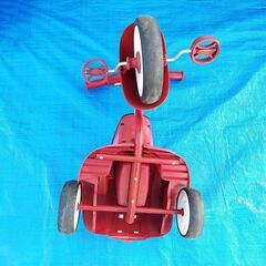 幼児用赤いスクーターモデル三輪車の画像