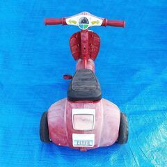 幼児用赤いスクーターモデル三輪車の画像