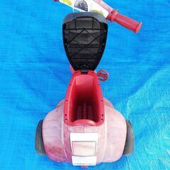 幼児用赤いスクーターモデル三輪車の画像
