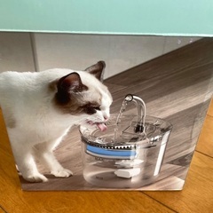 美品　猫自動給水器 ペット自動給水器 犬 猫水飲み器 大容量2Lの画像