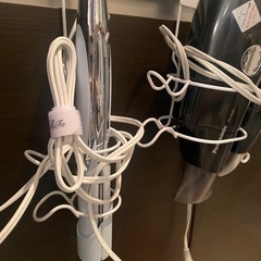ドライヤーとヘアアイロン収納の画像