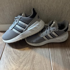 キッズ　子供 スニーカー adidas アディダス 靴 15cm 紐付属ありの画像