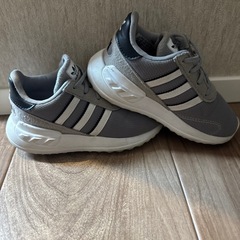 キッズ　子供 スニーカー adidas アディダス 靴 15cm 紐付属ありの画像