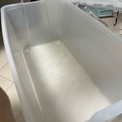 透明なプラスチック収納箱
の画像