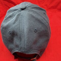 帽子（レディース・キャップ）前立てに青い服装の女性の刺繡サファイア・ブルー　フリーサイズ　中古品の画像