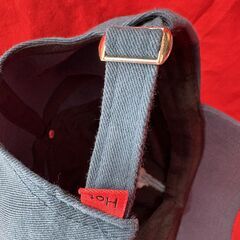 帽子（レディース・キャップ）前立てに青い服装の女性の刺繡サファイア・ブルー　フリーサイズ　中古品の画像