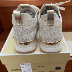 サマーセールMICHAEL KORS LT CREAM スニーカー の画像