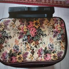花柄のキャリーケースです。の画像
