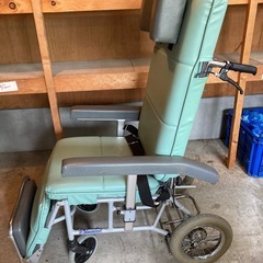 リクライニング式車椅子の画像