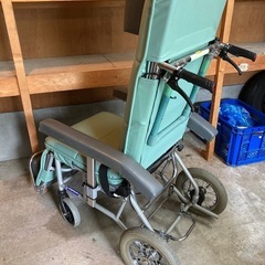 リクライニング式車椅子の画像