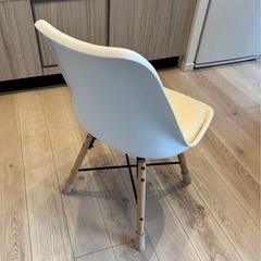 シェルチェア（白、座面クッション有り） の画像