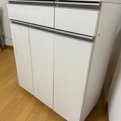 車輪と引き出し付きのゴミ箱