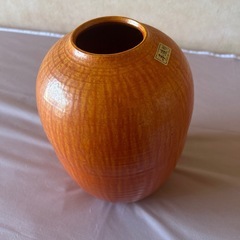 手造りと書いてあるシールが貼ってある花瓶の画像