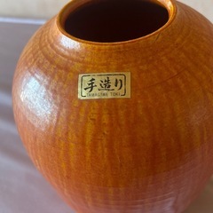 手造りと書いてあるシールが貼ってある花瓶の画像