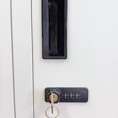 スマイル 更衣室ロッカー OAスチールロッカー 3連3人用 ダイヤル錠（3桁） ホワイト 幅900×奥行515×高さ1790mm 中古品の画像