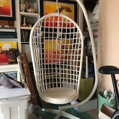 籐製ハンギングチェアーの画像