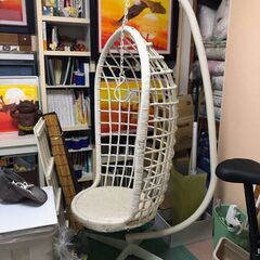 籐製ハンギングチェアーの画像