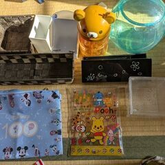 布･プラスチック小物収納＋リラックマ貯金箱