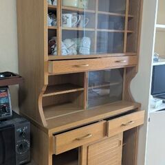 6日(日)朝引取限定・食器棚木製・古いが比較的美品の画像