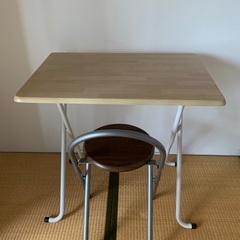 机と椅子のセットの画像