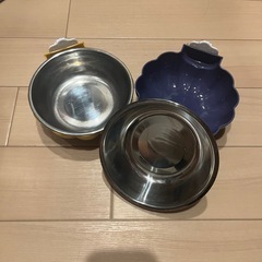 猫用品（餌入れ（2個）、自動給水器）