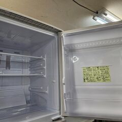 リサイクルショップどりーむ天保山店　No3307　2ドア冷蔵庫　SHARP　2020年製　容量137L　1人暮らしに最適なサイズです♪の画像