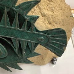 青銅の魚のオブジェの画像