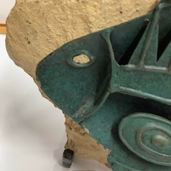 青銅の魚のオブジェの画像