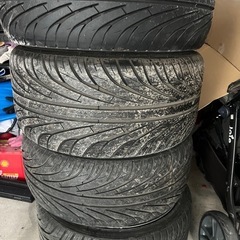 R19のカッコいいアルミホイールの画像