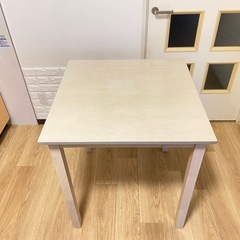 ダイニングテーブルの画像