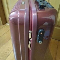 ハードタイプキャリーケース　ファスナータイプ　機内持ち込みサイズ SAXOLINE サクソライン　レッド　　[キャリーバッグ 旅行日数目安：1～2泊 35L/40L（拡張時） コンパクト　TSAロック搭載　ポリカーボネート　トラベルバックの画像