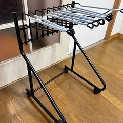【ズボンハンガー】キャスター付き スラックスハンガー ブラック の画像