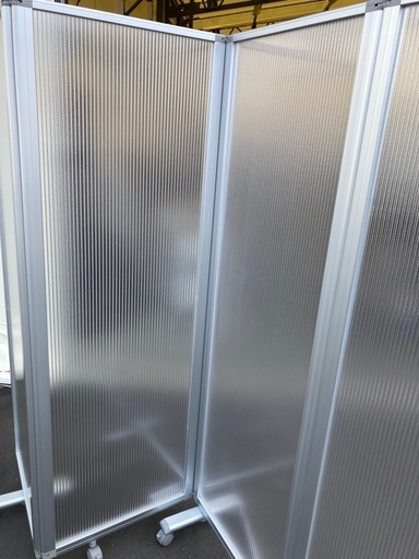 【OF-49】定価約9万 コマイ 5連スクリーン クロスタイプ 半透明 パーテーション パーティション 間仕切り 衝立 キャスター付き アルミフレーム 連結パーテーション　　検)事務机　オフィス チェア　会議 椅子　ロッカー　ミーティングテーブル　応接ソファ 店舗 事務所 什器　書庫 本棚 ラック デスク スチール 美品多数 格安 【中古オフィス家具】 OF-49】定価約9万 コマイ 5連スクリーン クロスタイプ 半透明