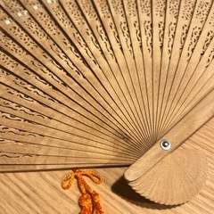 竹製　上品な透かし彫り扇子…箱付き。の画像