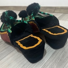 緑と黒の刺繍 ポンポン付きスリッパの画像
