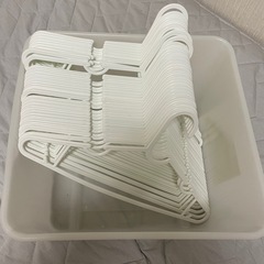 【お譲り先決定しました】ニトリのハンガー白30本の画像